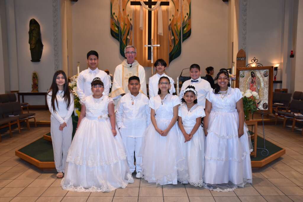 Primera comunión de 30 niños en Holy Redeemer Church en Madison - LA  COMUNIDAD NEWS ON LINE